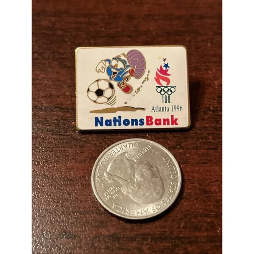 1996 Atlanta Olympics Izzy Soccer Nations Bank Official Sponsor Lapel Hat‎ Pin